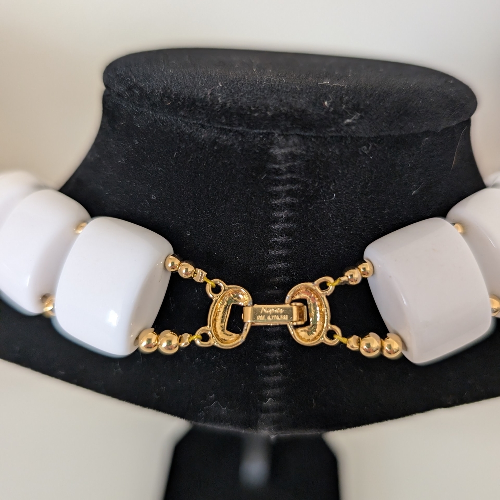 Elegant Vintage Napier Gold & White Chunky Lucite Necklace - Picture 3 of 3